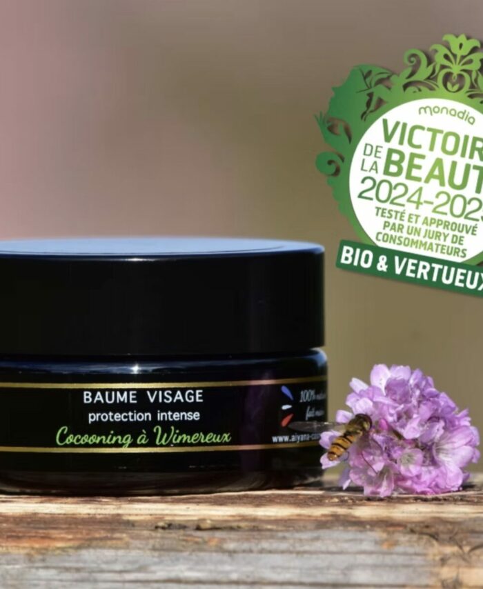 Baume visage Cocooning à Wimereux Aiyana Cosmétiques, pot noir sur bois avec fleur mauve et logo Victoire de la Beauté 2024-2025 Bio et Vertueux. Baume visage Cocooning à Wimereux Aiyana Cosmétiques, pot noir sur bois avec fleur mauve et logo Victoire de la Beauté 2024-2025 Bio et Vertueux.