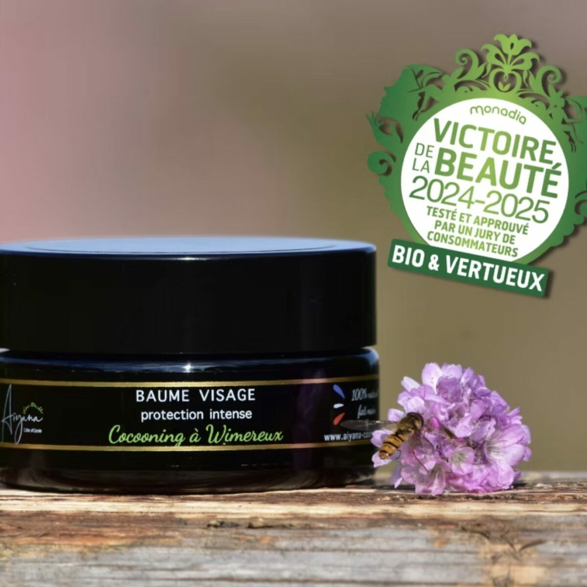 Baume visage Cocooning à Wimereux Aiyana Cosmétiques, pot noir sur bois avec fleur mauve et logo Victoire de la Beauté 2024-2025 Bio et Vertueux. Baume visage Cocooning à Wimereux Aiyana Cosmétiques, pot noir sur bois avec fleur mauve et logo Victoire de la Beauté 2024-2025 Bio et Vertueux.