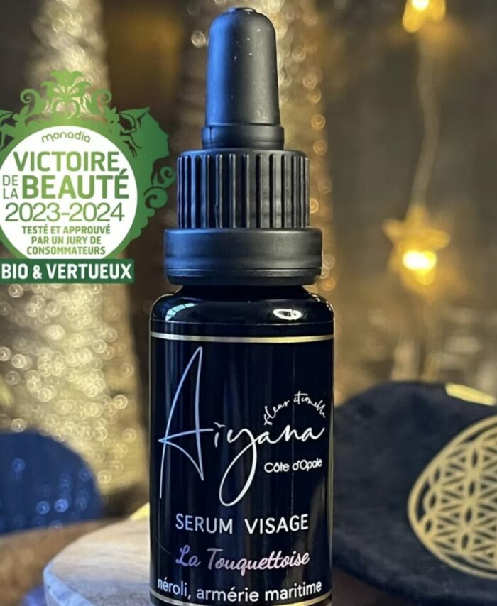 Sérum visage La Touquettoise Aiyana Cosmétiques, flacon compte-gouttes noir avec logo Victoire de la Beauté 2023-2024 Bio et Vertueux Sérum visage La Touquettoise Aiyana Cosmétiques, flacon compte-gouttes noir avec logo Victoire de la Beauté 2023-2024 Bio et Vertueux