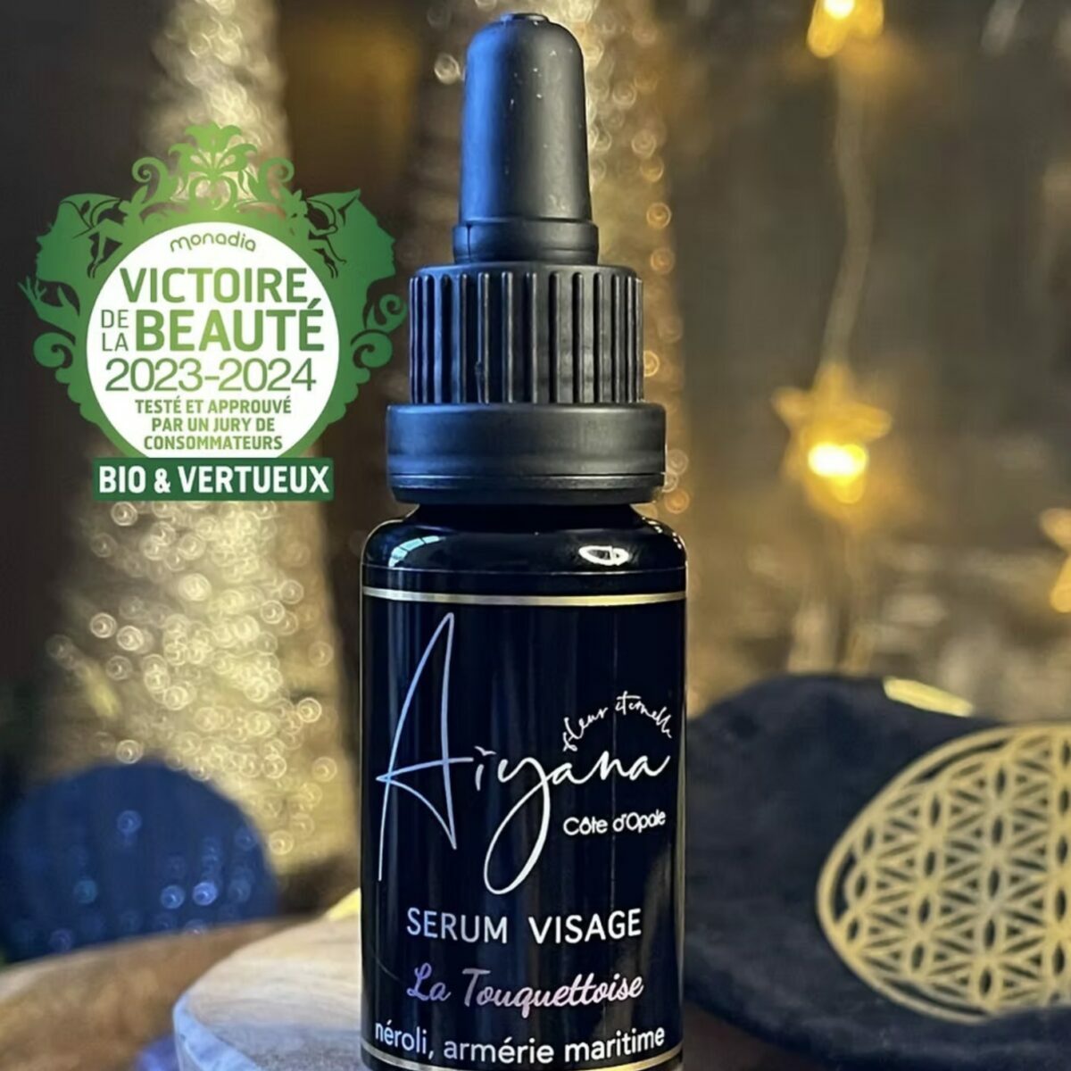 Sérum visage La Touquettoise Aiyana Cosmétiques, flacon compte-gouttes noir avec logo Victoire de la Beauté 2023-2024 Bio et Vertueux Sérum visage La Touquettoise Aiyana Cosmétiques, flacon compte-gouttes noir avec logo Victoire de la Beauté 2023-2024 Bio et Vertueux
