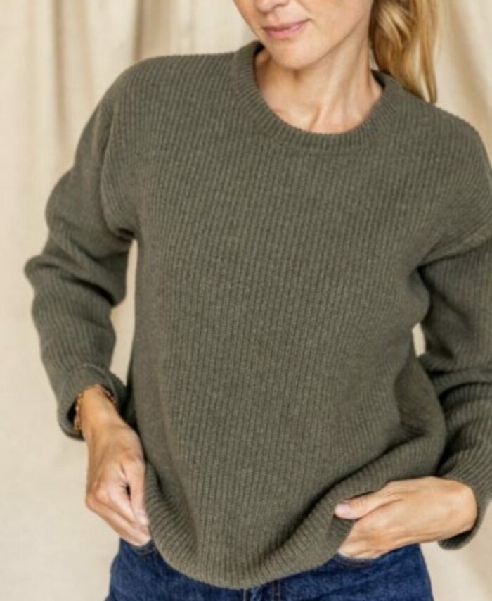 Pull femme Roza Kaki Apaches Collections, pull en maille texturée avec manches bouffantes et détails ajourés.