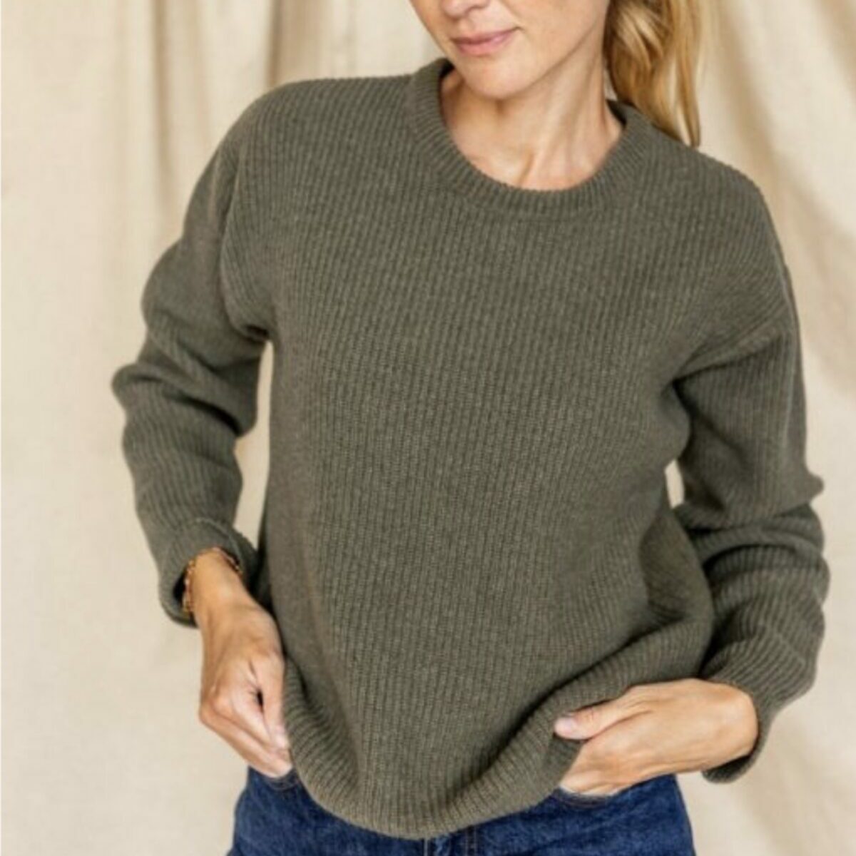 Pull femme Roza Kaki Apaches Collections, pull en maille texturée avec manches bouffantes et détails ajourés.