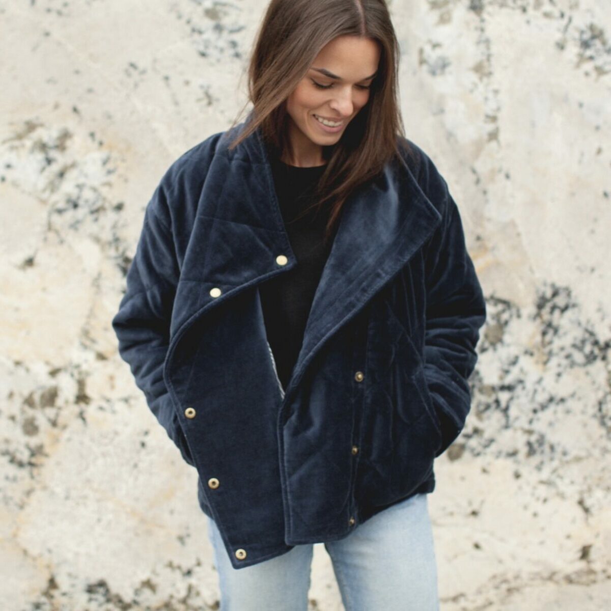 Veste femme Kapur velours Bleu Marine Apaches Collections, veste droite en velours côtelé avec doublure fleurie.