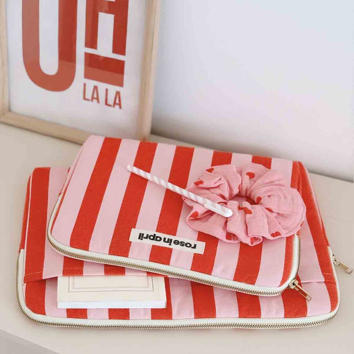 Housse ordinateur Octave Rayures Rouges / Rayures Roses, Rose in April.