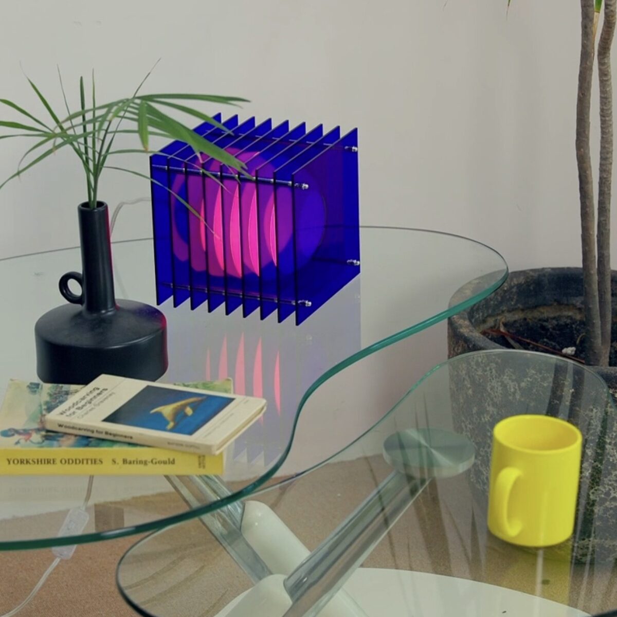 Lampe de table carrée en acrylique bleu translucide et acier inoxydable avec globe blanc, design Bang.