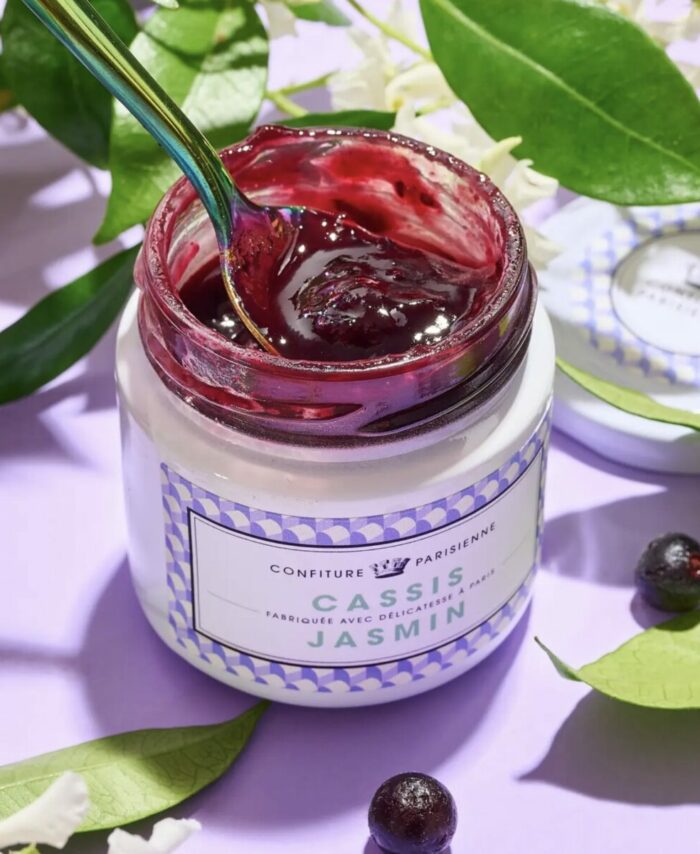 Pot de 100g de confiture artisanale Cassis et Jasmin par Confiture Parisienne.