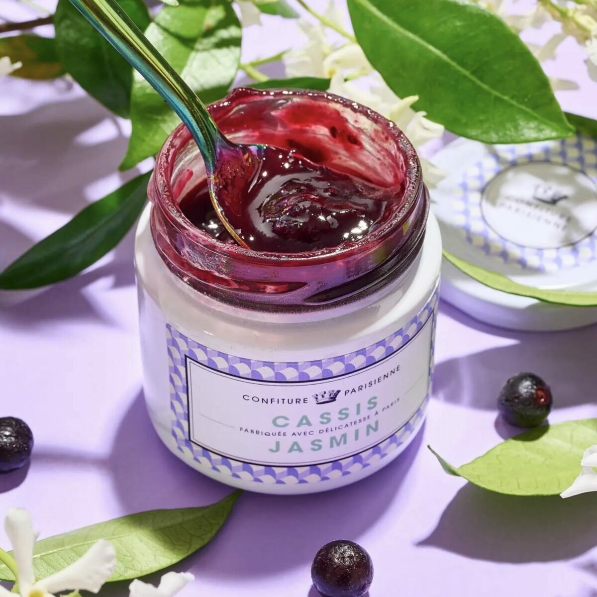 Pot de 100g de confiture artisanale Cassis et Jasmin par Confiture Parisienne.