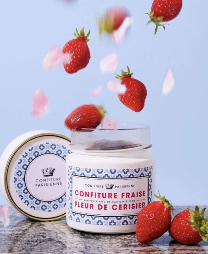 Grand pot laqué blanc de confiture artisanale Fraise et Fleurs de Cerisier par Confiture Parisienne.