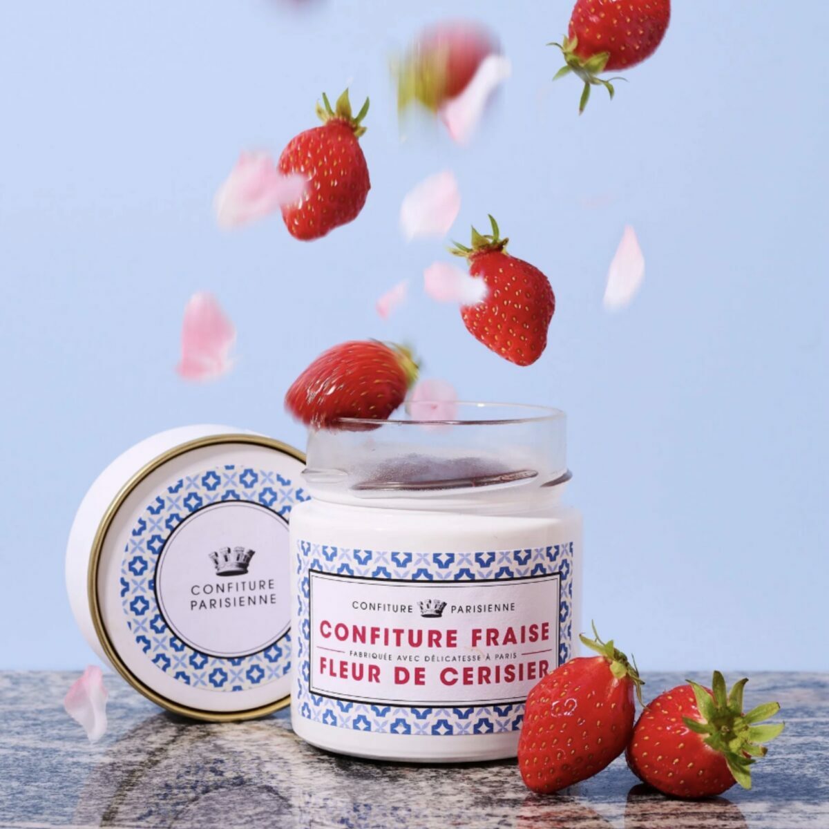 Grand pot laqué blanc de confiture artisanale Fraise et Fleurs de Cerisier par Confiture Parisienne.