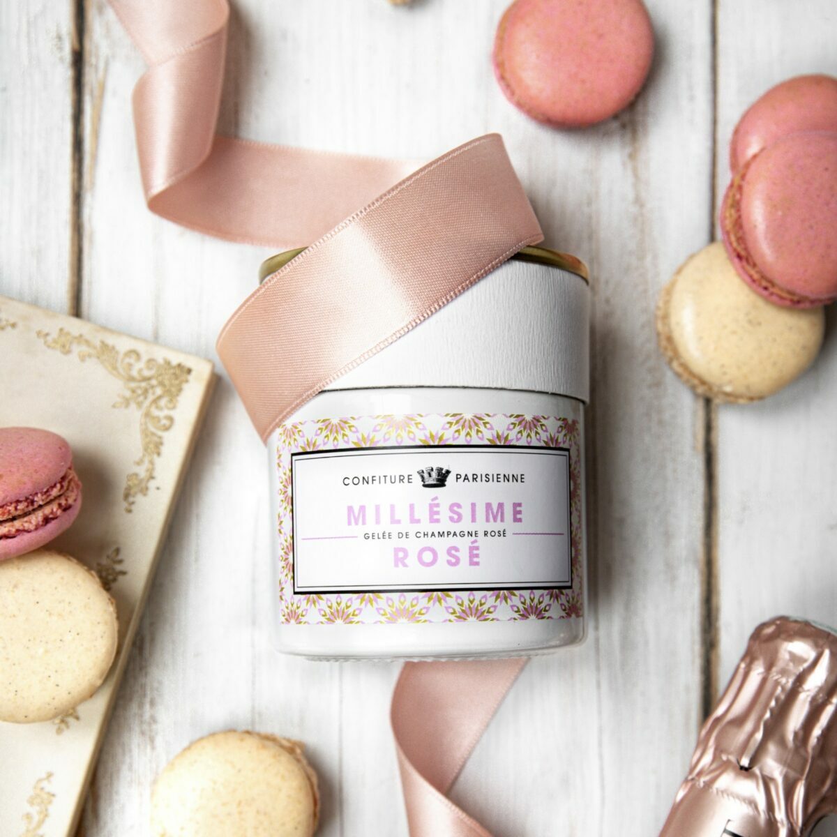 Pot luxueux blanc laqué de Gelée de Champagne Rosé Millésime par Confiture Parisienne.