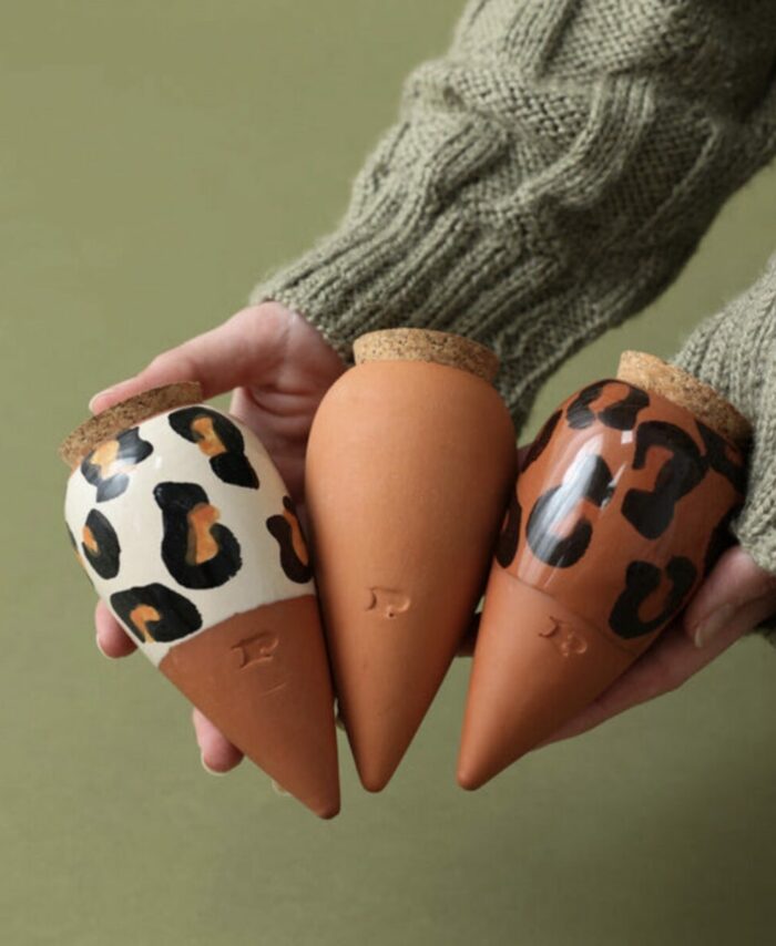 Les trois mini ollas en terre cuite avec motifs léopard colorés pour arrosage de plantes, marque Pépin.