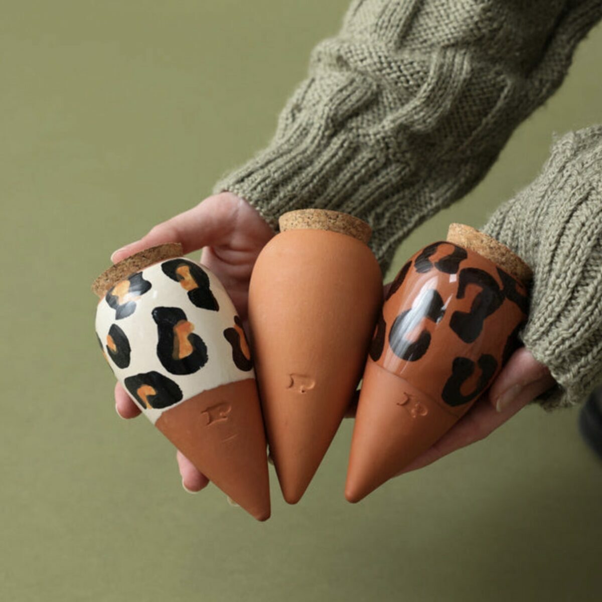 Les trois mini ollas en terre cuite avec motifs léopard colorés pour arrosage de plantes, marque Pépin.