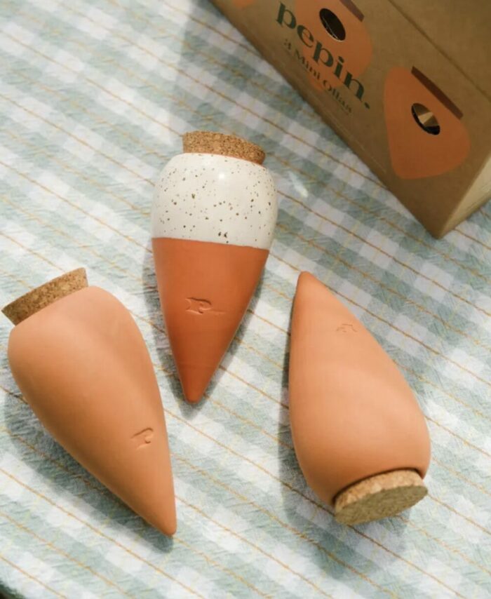 Lot de trois diffuseurs d'arrosage mini ollas en terre cuite aux couleurs naturelles, marque Pépin.