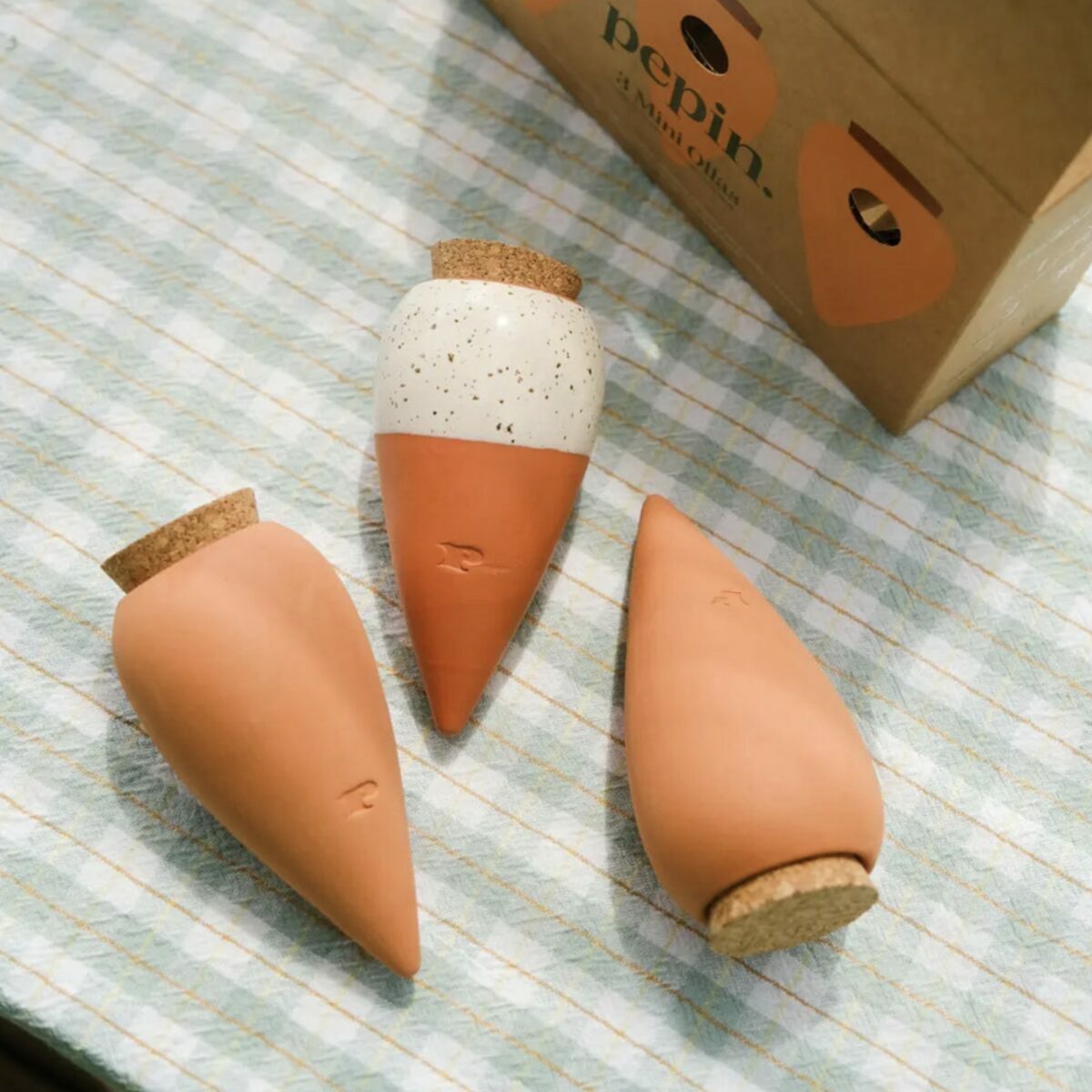 Lot de trois diffuseurs d'arrosage mini ollas en terre cuite aux couleurs naturelles, marque Pépin.