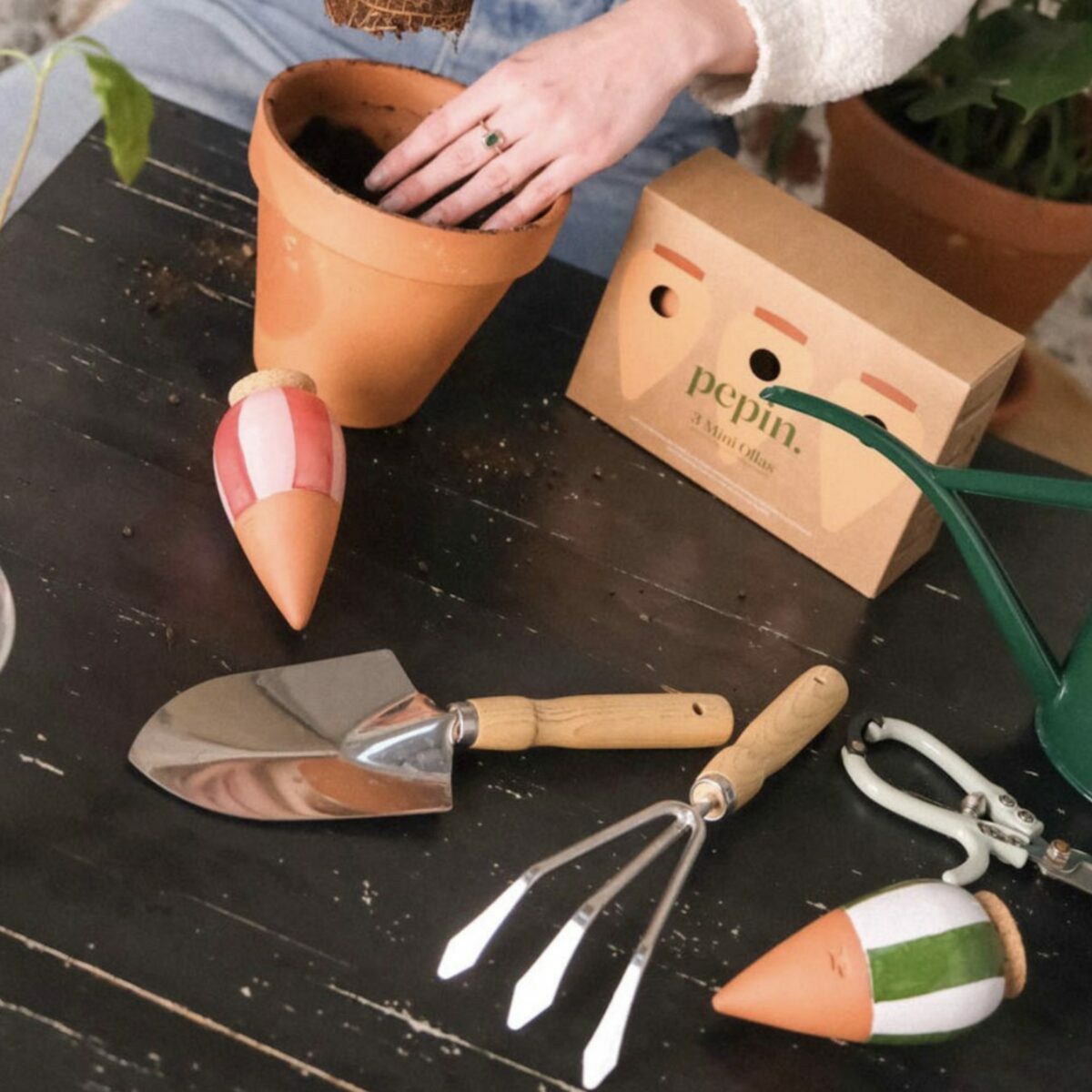 Lot de trois mini ollas en terre cuite avec motifs à rayures colorées pour arrosage de plantes, marque Pépin.
