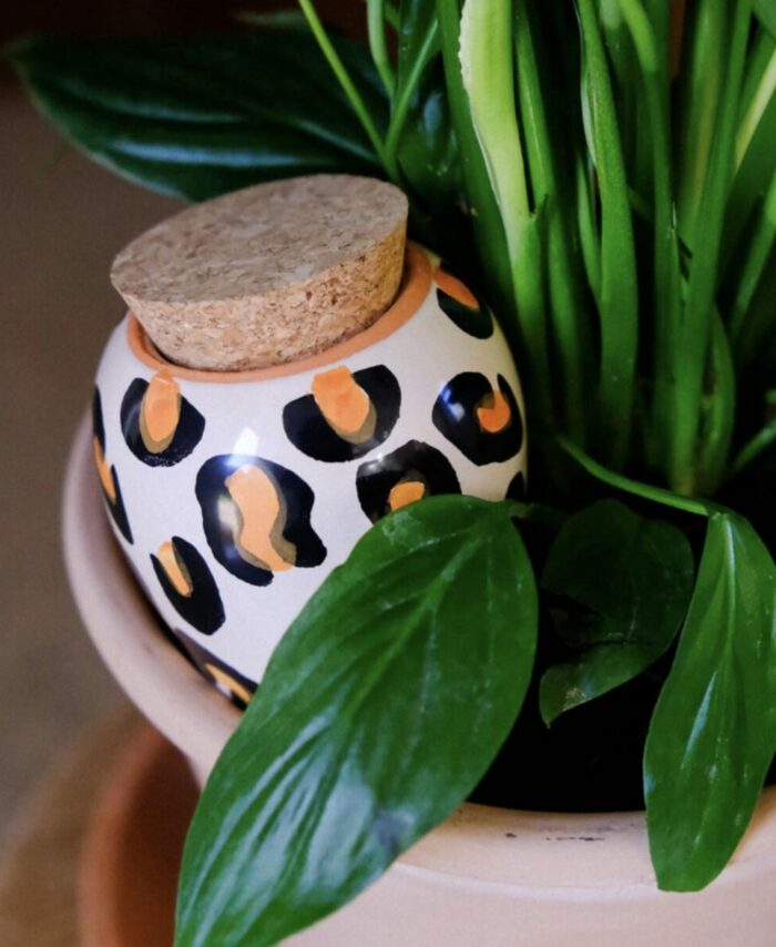 Olla individuelle Pépin motif léopard beige en terre cuite émaillée pour plantes d'intérieur.