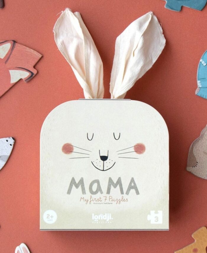 Boîte du puzzle Mama Londji présentée dans un sac en tissu blanc avec des oreilles de lapin qui dépassent et un visage de lapin imprimé.