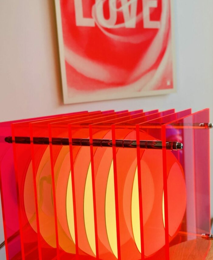 Lampe de table carrée en acrylique rouge translucide avec globe en verre blanc, design studio Bang.