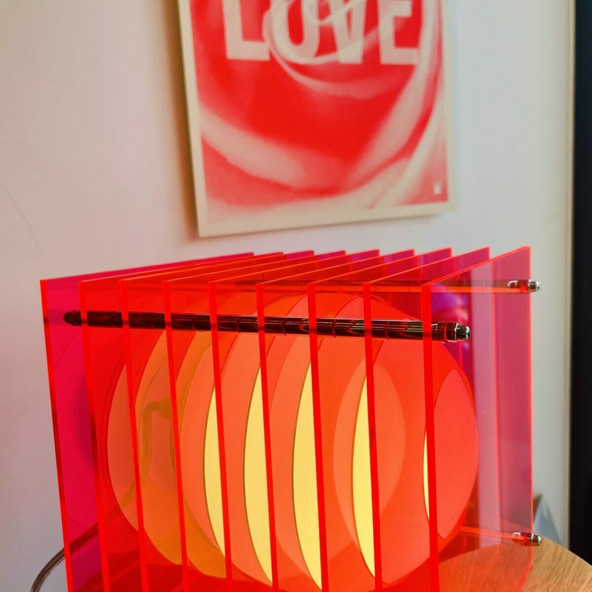 Lampe de table carrée en acrylique rouge translucide avec globe en verre blanc, design studio Bang.