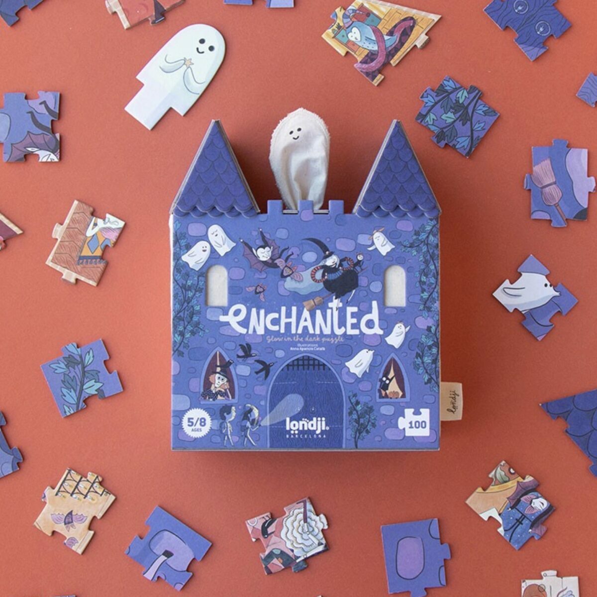 Boîte rectangulaire du puzzle Enchanted de Londji illustrant un fantôme et un monstre devant un château.