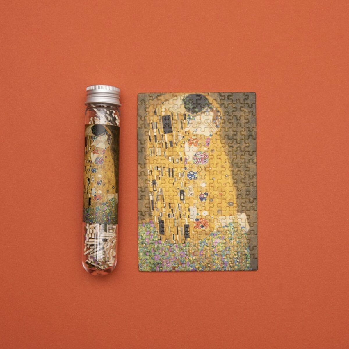 Gros plan sur le micro-puzzle de 150 pièces "Le Baiser" de Gustav Klimt montrant la finesse des micro-pièces.