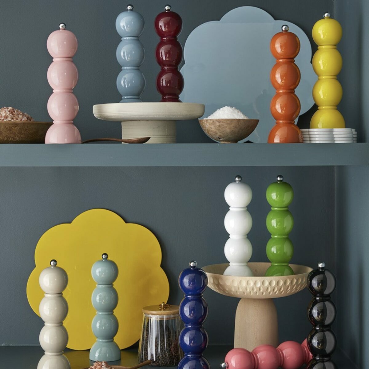 Moulins à sel et poivre Bobbin Addison Ross laqués brillants design boules colorées.