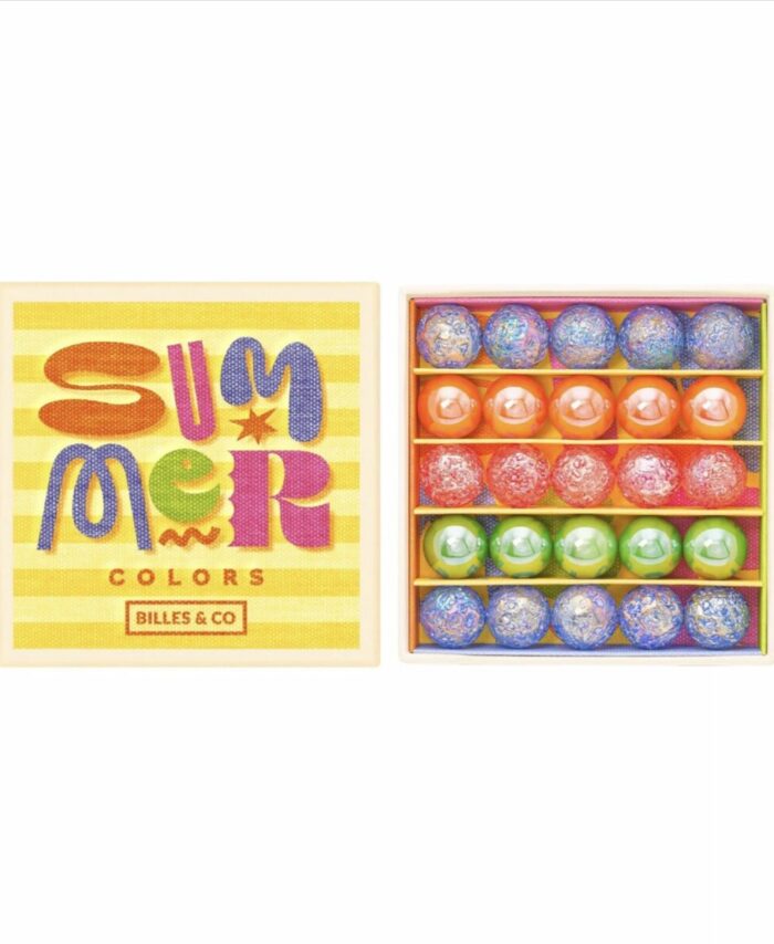 Coffret de 25 billes multicolores Billes & Co. présenté dans une boîte compartimentée avec des illustrations artistiques.