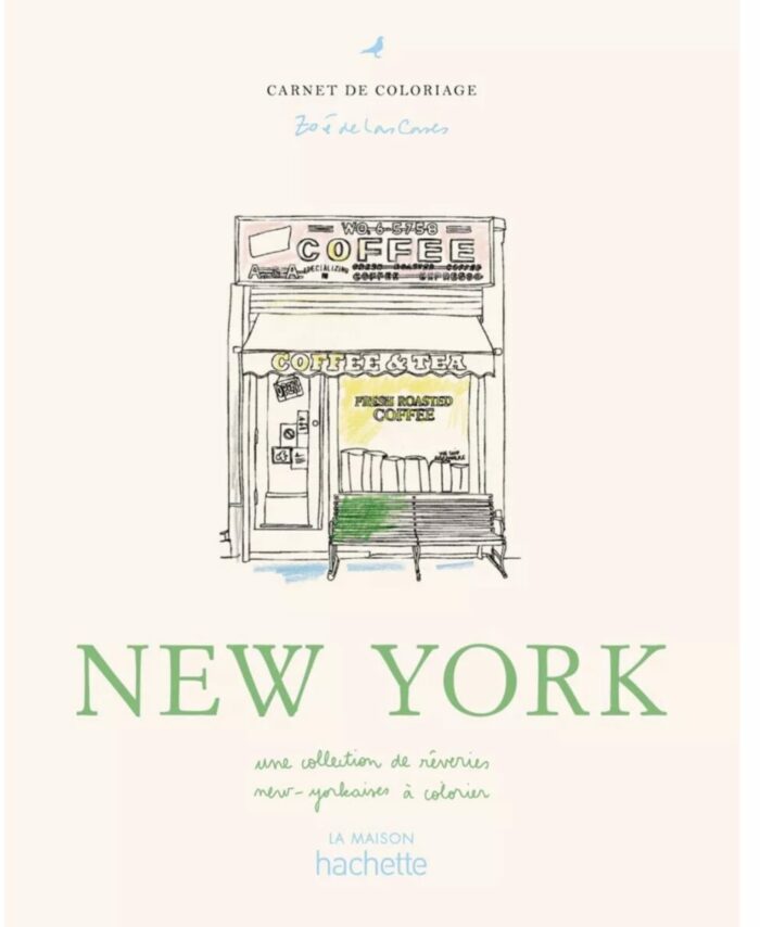 Couverture du carnet de coloriage New York de Zoé de las Cases – illustration aquarellée d’un coffee shop new-yorkais avec banc vert, édité par La Maison Hachette