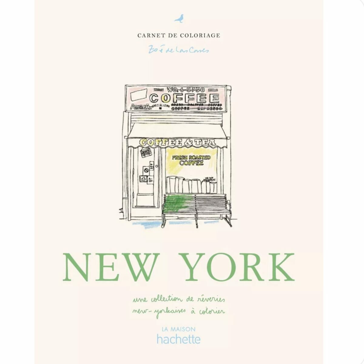 Couverture du carnet de coloriage New York de Zoé de las Cases – illustration aquarellée d’un coffee shop new-yorkais avec banc vert, édité par La Maison Hachette