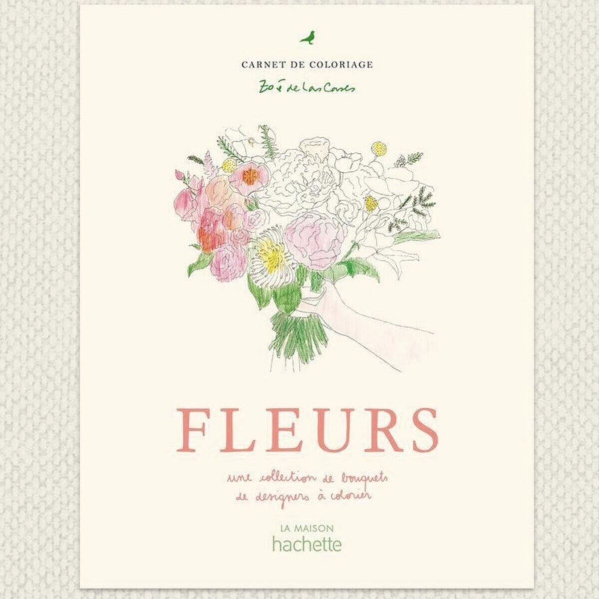 Couverture du carnet de coloriage Fleurs de Zoé de las Cases édité par La Maison Hachette, avec illustration d’un bouquet partiellement colorié en rose et vert