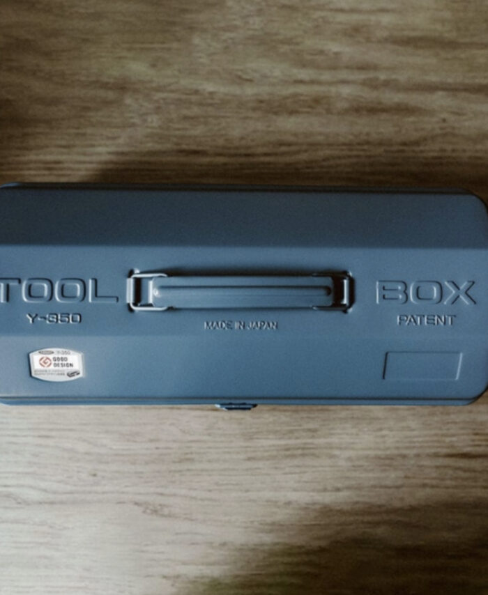 Grande boîte à outils Toyo Steel modèle Y350, coloris bleu-gris — le format généreux du classique japonais en acier embouti. Vue du dessus