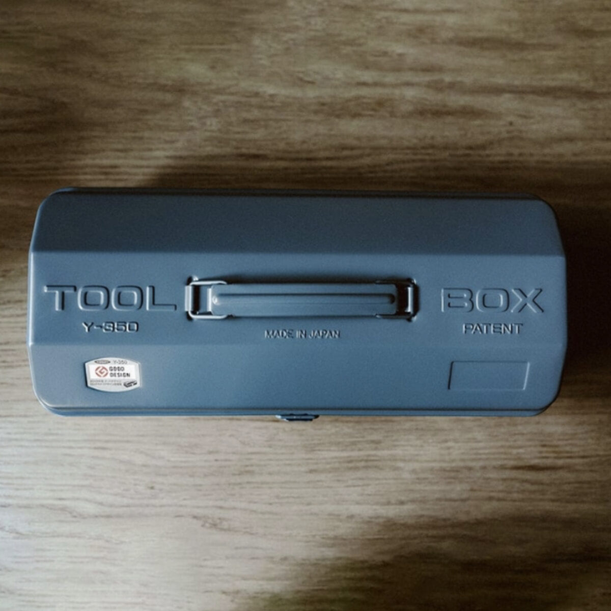 Grande boîte à outils Toyo Steel modèle Y350, coloris bleu-gris — le format généreux du classique japonais en acier embouti. Vue du dessus