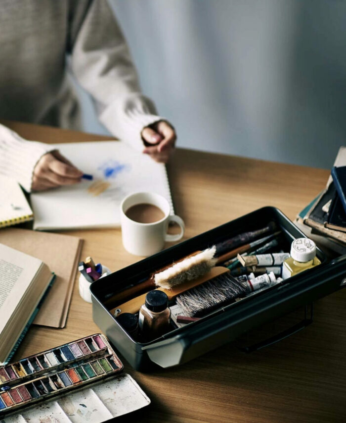 Grande boîte à outils Toyo Steel modèle Y350, coloris noir — le format généreux du classique japonais en acier embouti.