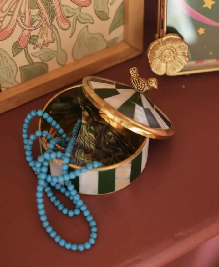Boîte à bijoux Lola Circus, finition Pine (vert), 7 x 7 x 5 cm — laiton recyclé, résine et coquillage, fait main en Inde.