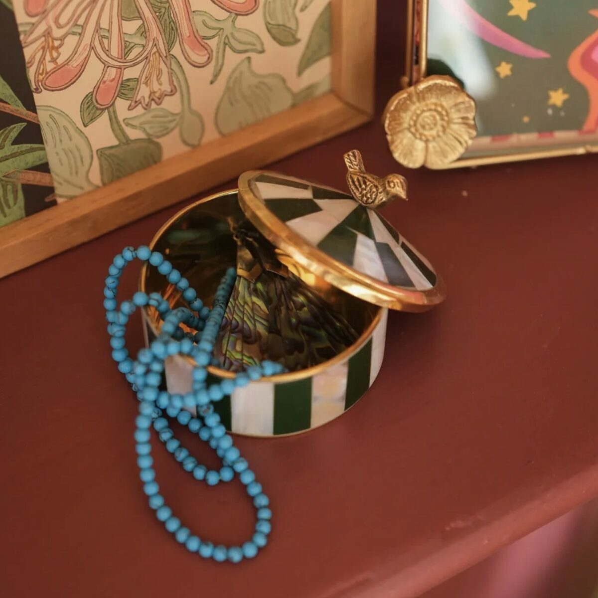 Boîte à bijoux Lola Circus, finition Pine (vert), 7 x 7 x 5 cm — laiton recyclé, résine et coquillage, fait main en Inde.